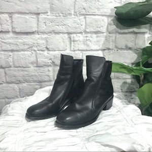 Munro American Bristol black leather bootie